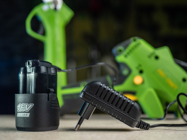 Nabíječka, pro 16V Li-ion baterie Procraft 16/3 (1)