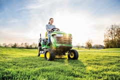 Zahradní traktor John Deere X147R (3)