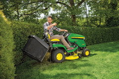 Zahradní traktor John Deere X350R (2)