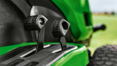 Zahradní traktor John Deere X167R (1)