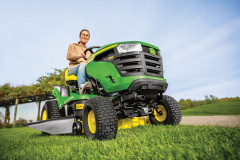 Zahradní traktor John Deere X107 (1)