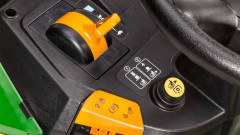 Zahradní traktor John Deere X117R (3)